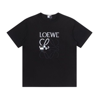 Loewe เสื้อยืดคอกลม แขนสั้น พิมพ์ลาย Loewe 23 ทรงหลวม แฟชั่นฤดูร้อน สําหรับผู้ชาย และผู้หญิง