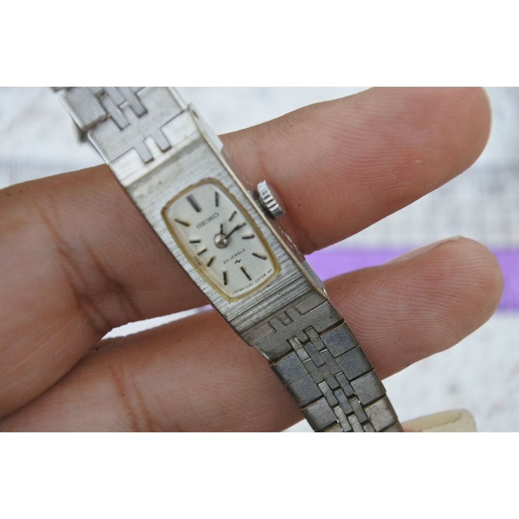 นาฬิกา Vintage มือสองญี่ปุ่น SEIKO 1520 3330 ชุบทอง ระบบ ไขลาน ผู้หญิง ทรงสี่เหลี่ยม กรอบเงิน หน้าขาว หน้าปัด 13มม