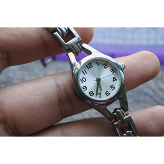 นาฬิกา Vintage มือสองญี่ปุ่น ระบบ QUARTZ ผู้หญิง ทรงกลม กรอบเงิน หน้าขาว หน้าปัด 25มม