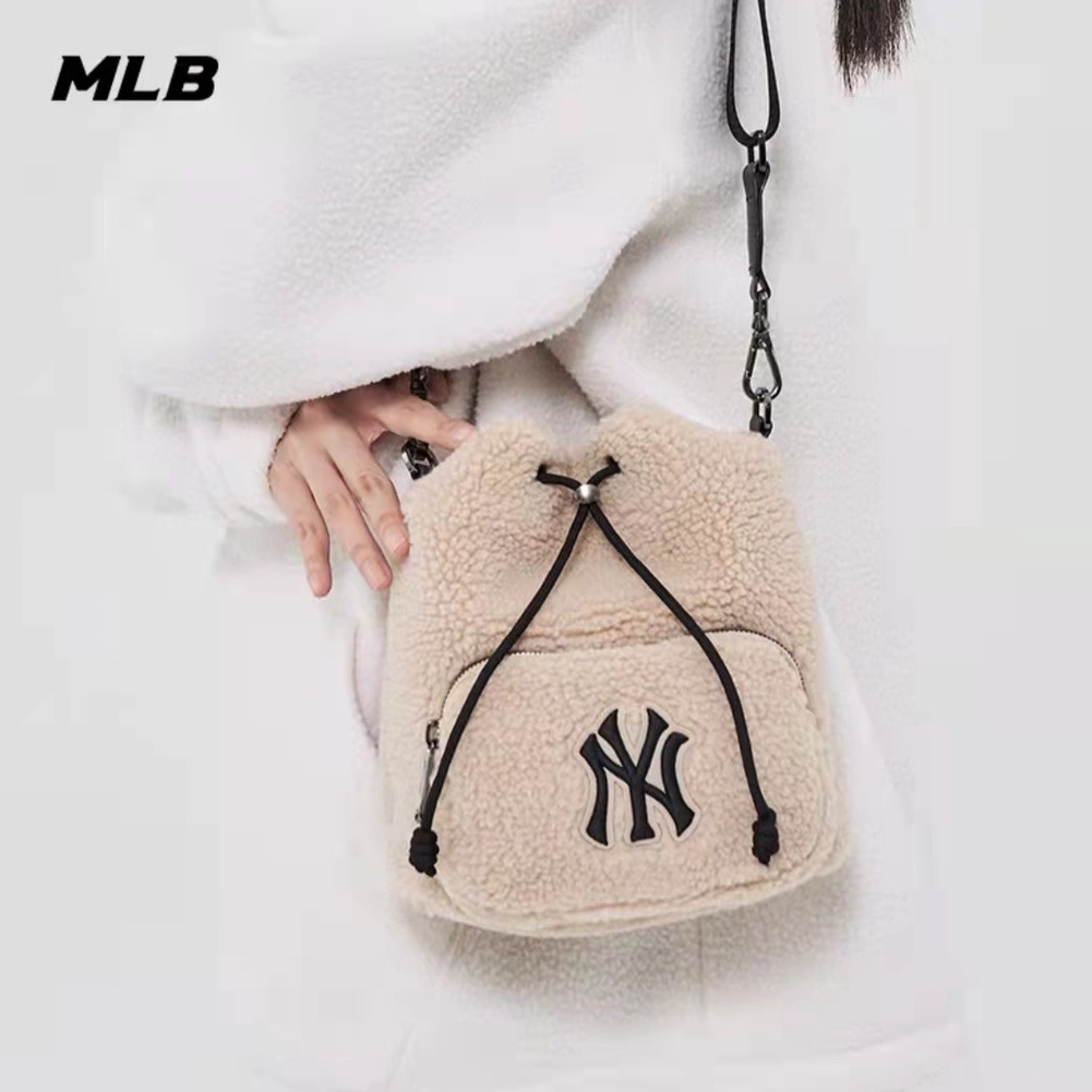 ○♕□☀️ พร้อมส่ง [ของแท้% MLB FLEECE BUCKET BAG กระเป๋าถือขนแกะ กระเป๋าสะพายข้างNY