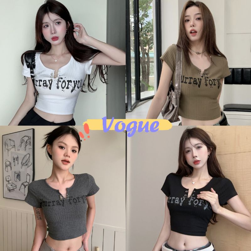 Vogue พร้อมส่ง เสื้อไหมพรมแขนสั้น คอวี ดีเทลผ้าร่องเล็ก สกีนตัวอักษรแถมเข็มกัด (L028) -C