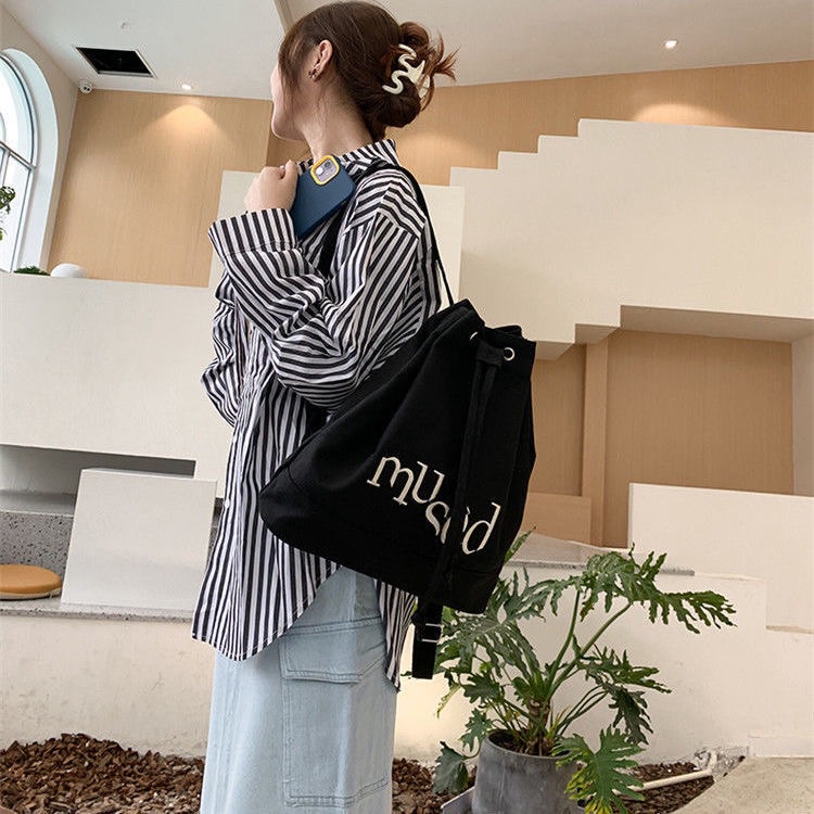 💛ญี่ปุ่นและเกาหลีใต้ drawstring กระเป๋าเป้สะพายหลังเย็บปักถักร้อยตัวอักษรความจุขนาดใหญ่ถุงถังกระเป๋าเดินทางกระเป๋า