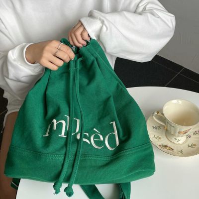 💛ญี่ปุ่นและเกาหลีใต้ drawstring กระเป๋าเป้สะพายหลังเย็บปักถักร้อยตัวอักษรความจุขนาดใหญ่ถุงถังกระเป๋าเดินทางกระเป๋า