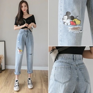 พร้อมส่ง👖ขนาดใหญ่ 2XL ลายการ์ตูนมิกกี้ฉีกนักเรียนเอวสูงลดน้ำหนักเก้าจุดกางเกงยีนส์ฮาเร็ม