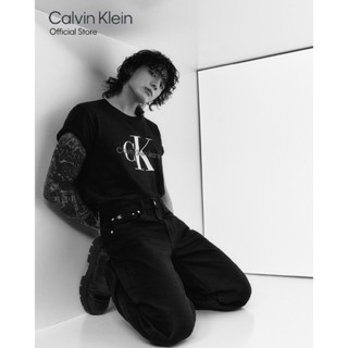 Calvin Klein เสื้อยืดผู้ชาย ทรง Regular สีดำ รุ่น J320770 BEH