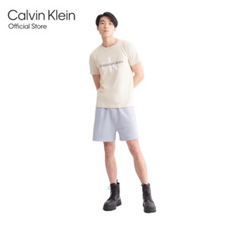 CALVIN KLEIN กางเกงขาสั้นผู้ชาย Stacked Logo ทรง Regular  รุ่น J323391 DBT - สี Light blue