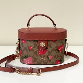 🍓🍓🍓กระเป๋าทรงกระติ๊บสวย ลายสตอเบอรี่ น่ารักมาก 👜🍓🍓NEW Coach Kay Crossbody In Signature Canvas With Wild Strawberry Print