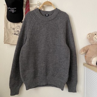 UNIQLO LIGHTWEIGHT CREW NECK SWEATER