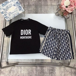 Dior ฤดูร้อน ใหม่ เด็กผู้ชาย และเด็กผู้หญิง พิมพ์ลายตัวอักษร แขนสั้น กางเกงขาสั้น ผ้าฝ้าย สองชิ้น สวมใส่สบาย ชุดกีฬา แบรนด์น้ํา