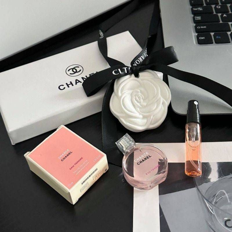 ชุดน้ำหอมปรับอากาศ 🌸 Set น้ำหอมติดรถ Chanel camellia มาในกล่องสวยหรู พร้อมกับน้ำหอมแบบเติมและแบบสเปรย์