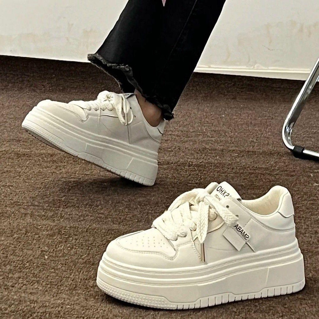 รองเท้าสีขาวผู้หญิงพื้นหนา ทันสมัยและน้ำหนักเบา กันลื่นและทนต่อการสึกหรอ รองเท้าเพิ่มความสูงของผู้หญิง