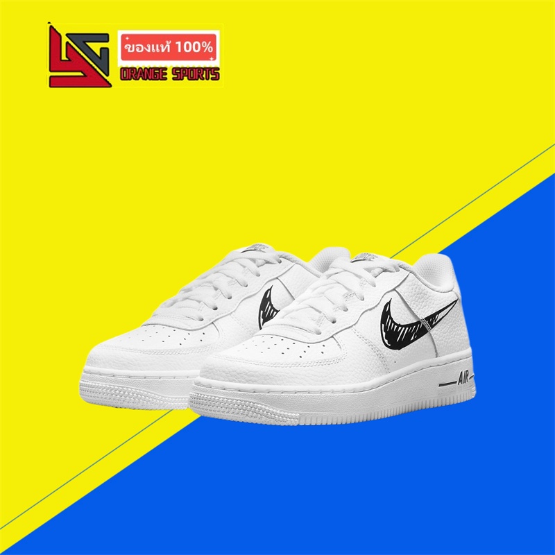 Nike Nike รองเท้าผู้หญิง Air Force 1 สีขาวสีดำ Graffiti Air Force One รองเท้าผ้าใบต่ำ DM3177-100