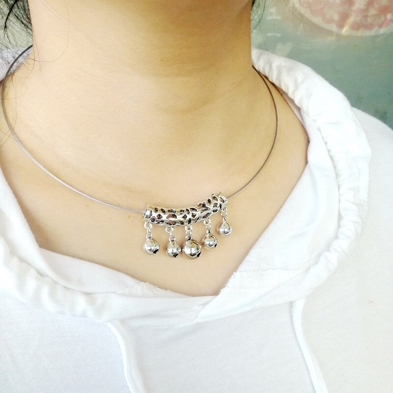 เครื่องประดับสไตล์ชนเผ่าสร้อยโชคเกอร์กระดิ่งใส่กับชุดฮั่นฝูสไตล์โบราณสร้อยคอจี้เงินแท้แนววินเทจแบบผู้หญิงโค้งฉลุลายออกแบ
