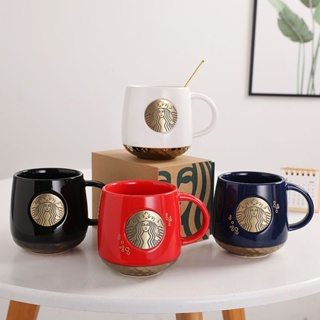 ◐✘❒Starbucks Mark Cup ถ้วยกาแฟผู้ชายและผู้หญิงสีดำและสีขาวถ้วยเหรียญทองแดงถ้วยคู่ถ้วยน้ำเซรามิกฤดูร้อนพร้อมฝาปิด