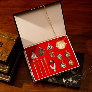 ✚Harry Potter Magic Wand ชุด Badge สร้อยคอ Magic Wand Key CHAIN ​​คริสต์มาสของขวัญนักเรียนอะนิเมะอุปกรณ์ต่อพ่วง