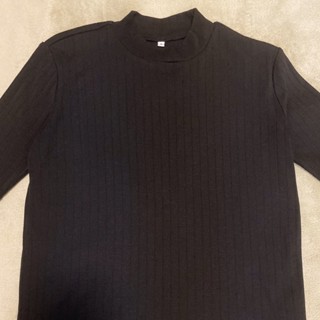 เสื้อผ้าร่องคอปีน มูจิ สีดำสนิทนะคะ(ในภาพแสงจ้าเลยดูเฟดค่ะ)
