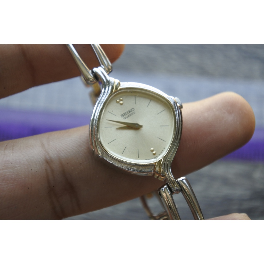 นาฬิกา Vintage มือสองญี่ปุ่น Seiko ชุบทอง 2320 6620 ระบบ QUARTZ ผู้หญิง รูปไข่ หน้าปัด23มม