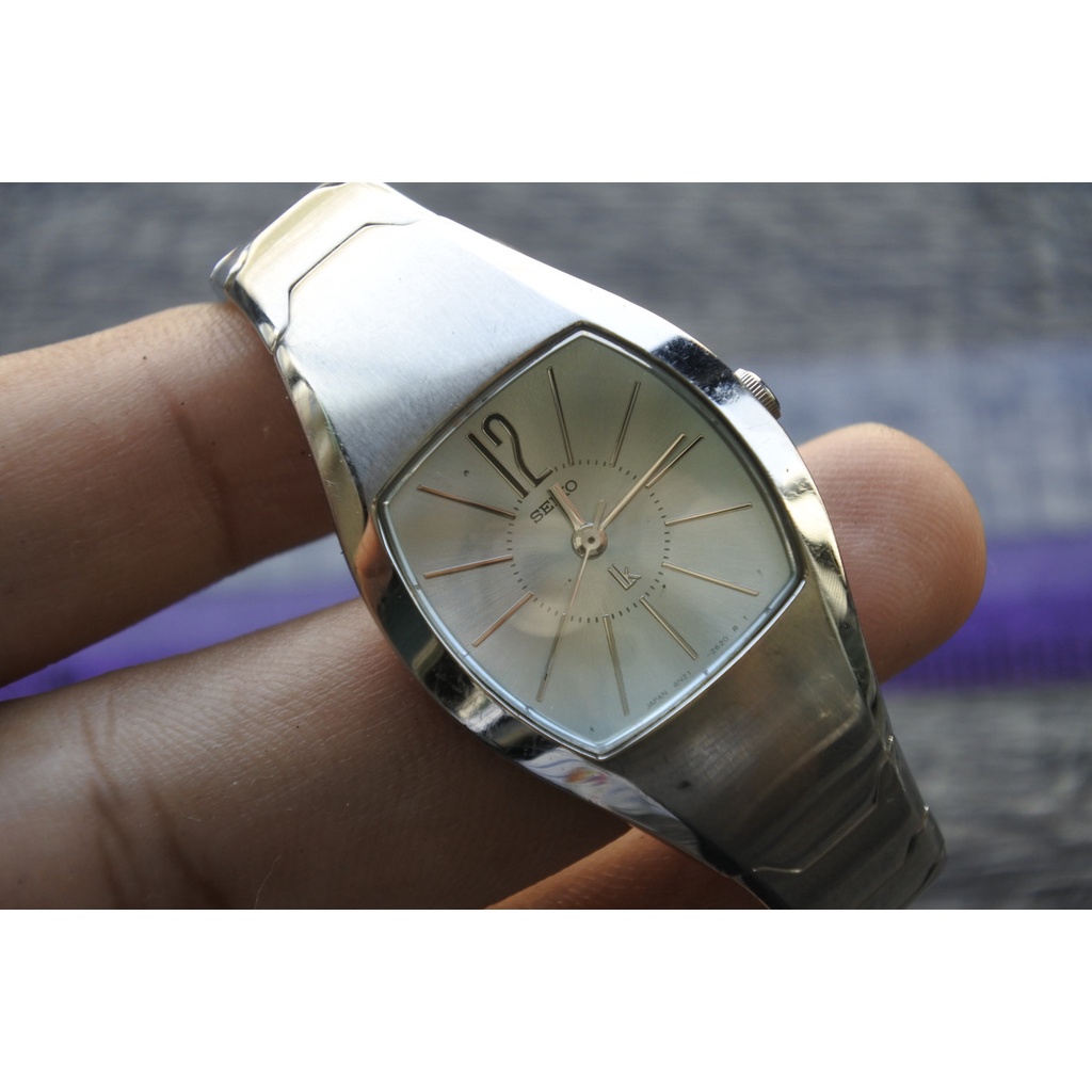 นาฬิกา Vintage มือสองญี่ปุ่น Seiko Lukia ทรงกำไล ระบบ QUARTZ ผู้หญิง ทรงสี่เหลี่ยม กรอบเงิน หน้าปัด25มม