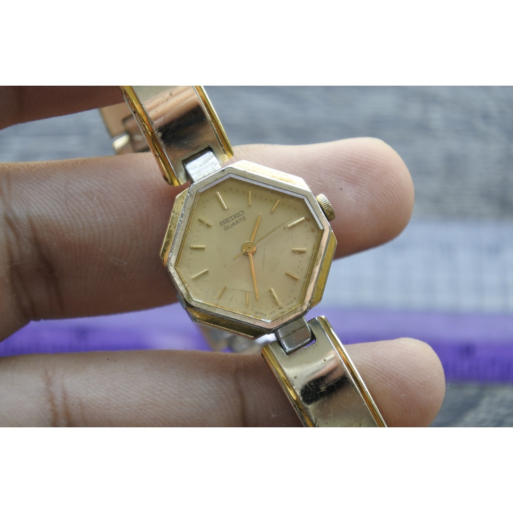 นาฬิกา Vintage มือสองญี่ปุ่น Seiko ชุบทอง 1421 5810 ระบบ QUARTZ ผู้หญิง ทรงแปดเหลี่ยม กรอบทอง หน้าทอง หน้าปัด21มม