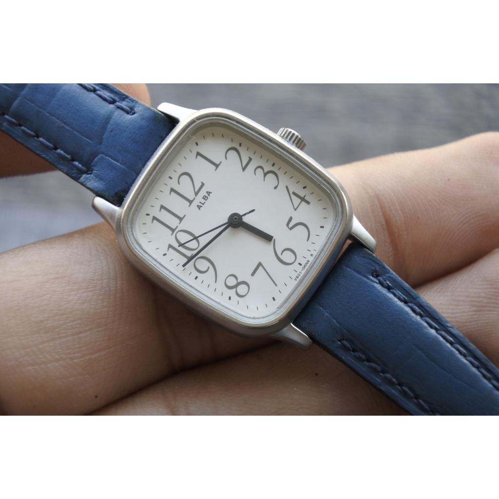 นาฬิกา Vintage มือสองญี่ปุ่น Alba V501 0CY0 ระบบ QUARTZ ผู้หญิง ทรงสี่เหลี่ยม กรอบเงิน หน้าขาว หน้าปัด23มม