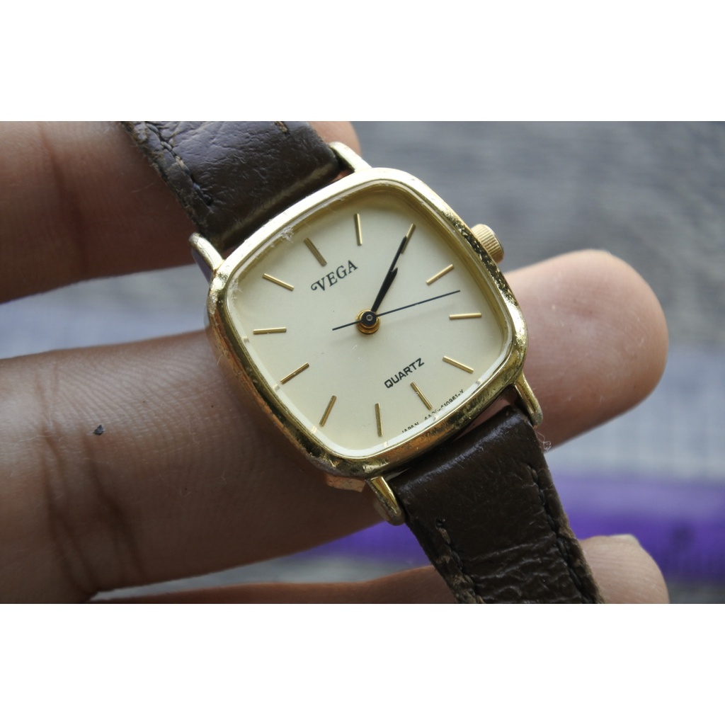นาฬิกา Vintage มือสองญี่ปุ่น CITIZEN VEGA ระบบ QUARTZ ผู้หญิง ทรงสี่เหลี่ยม กรอบทอง หน้าทอง หน้าปัด24มม