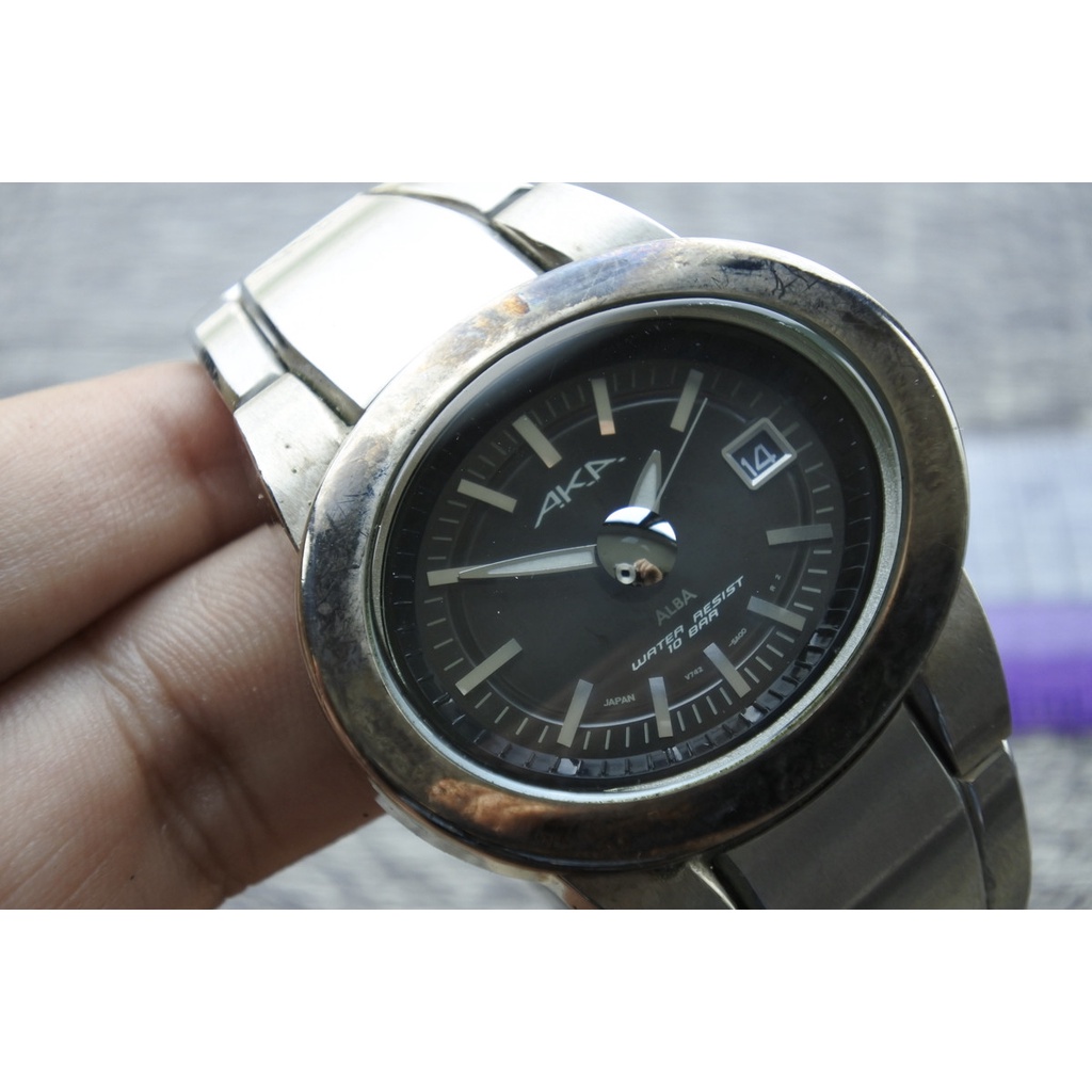 นาฬิกา Vintage มือสองญี่ปุ่น Alba AKA V742 5A40 ระบบ QUARTZ ผู้ชาย รูปไข่ กรอบเงิน หน้าดำ หน้าปัด43มม