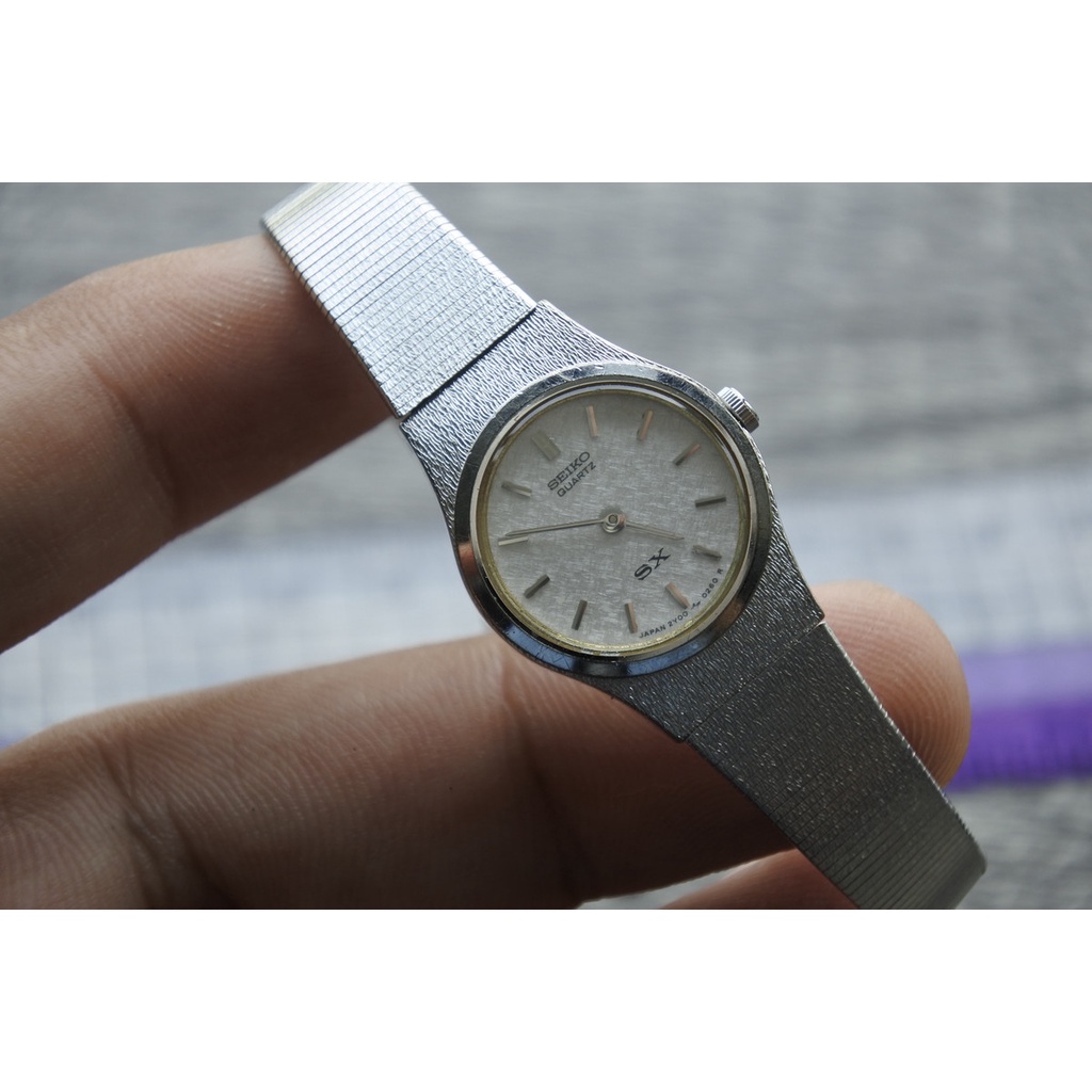 นาฬิกา Vintage มือสองญี่ปุ่น Seiko SX 2Y00 0010 ระบบ QUARTZ ผู้หญิง ทรงกลม กรอบเงิน หน้าขาว หน้าปัด19มม