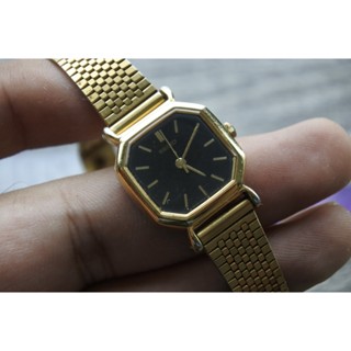 นาฬิกา Vintage มือสองญี่ปุ่น Seiko 4n21 5022 ระบบ QUARTZ ผู้หญิง ทรงสี่เหลี่ยม กรอบทอง หน้าดำ หน้าปัด21มม