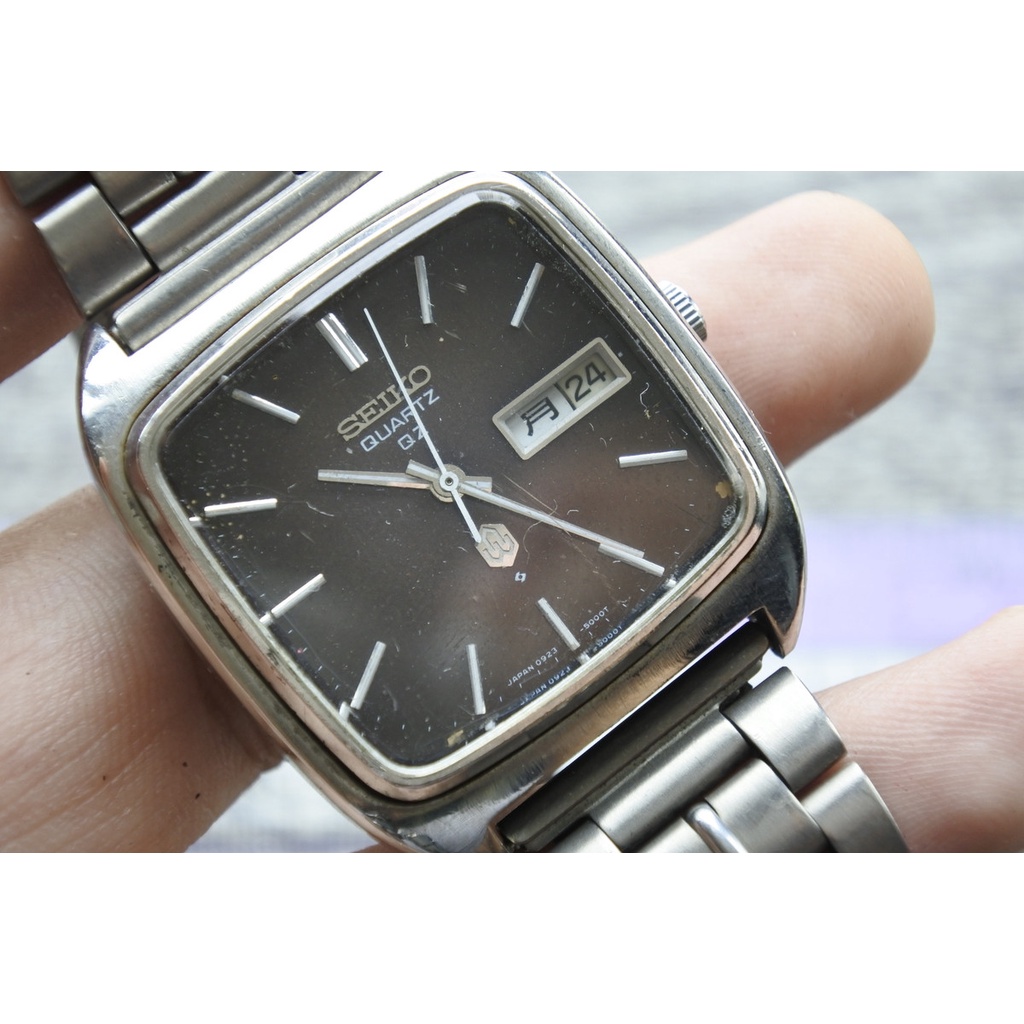 นาฬิกา Vintage มือสองญี่ปุ่น Seiko QZ 0923 5000 ระบบ QUARTZ ผู้ชาย ทรงสี่เหลี่ยม กรอบเงิน หน้าดำ หน้าปัด36มม