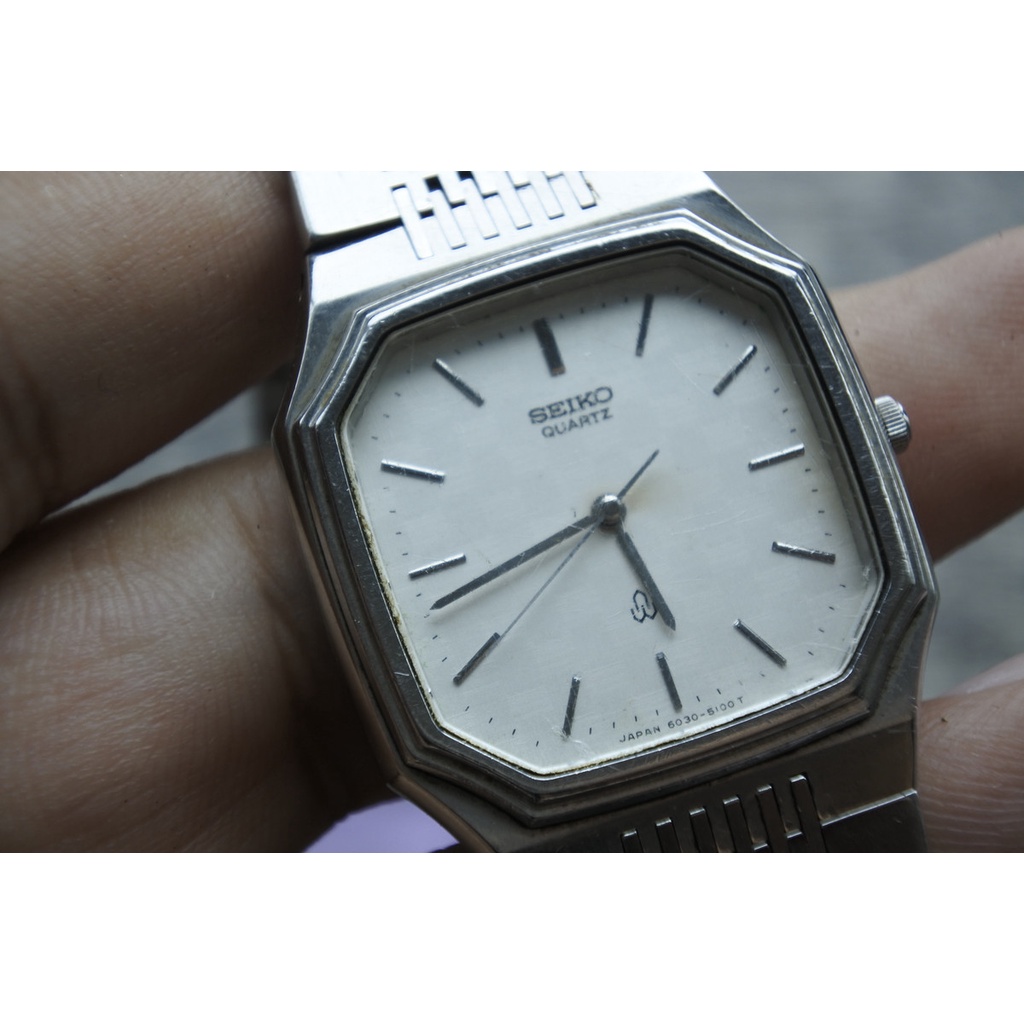 นาฬิกา Vintage มือสองญี่ปุ่น SEIKO 6030 5080 ระบบ QUARTZ ผู้ชาย ทรงแปดเหลี่ยม กรอบเงิน หน้าขาว หน้าปัด32มม