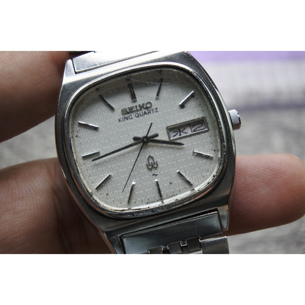 นาฬิกา Vintage มือสองญี่ปุ่น Seiko KING QUARTZ 5856 5020 ระบบ QUARTZ ผู้ชาย ทรงสี่เหลี่ยม กรอบเงิน หน้าขาว หน้าปัด36มม