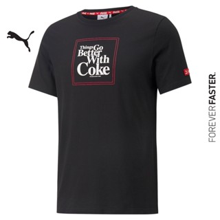 PUMA PRIME/SELECT - เสื้อยืดคอกลมผู้ชาย PUMA x COCA-COLA Graphic Tee สีดำ - APP - 53615801