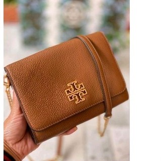 👜👜New Tory Burch #Britten Chain Wallet 
สีน้ำตาล สวยคลาสสิค สายถอดออกถือเป็นคลัชได้