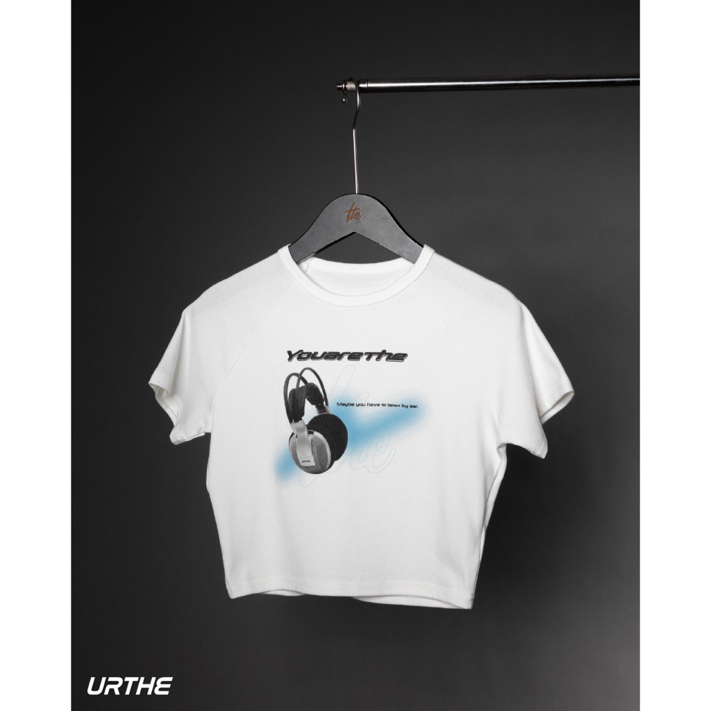 URTHE - เสื้อยืดครอป แขนสั้น สกรีนลาย รุ่น MAYBE YOU