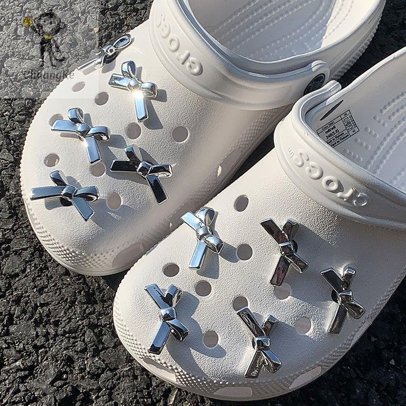 จิ๊บบิท สำหรับ รองเท้า Crocs ✨ โบว์สีเงิน+หัวใจโลหะ ถอดเปลี่ยนได้ DIY ของตกแต่งสุดคิวท์ เซ็ต10ชิ้น