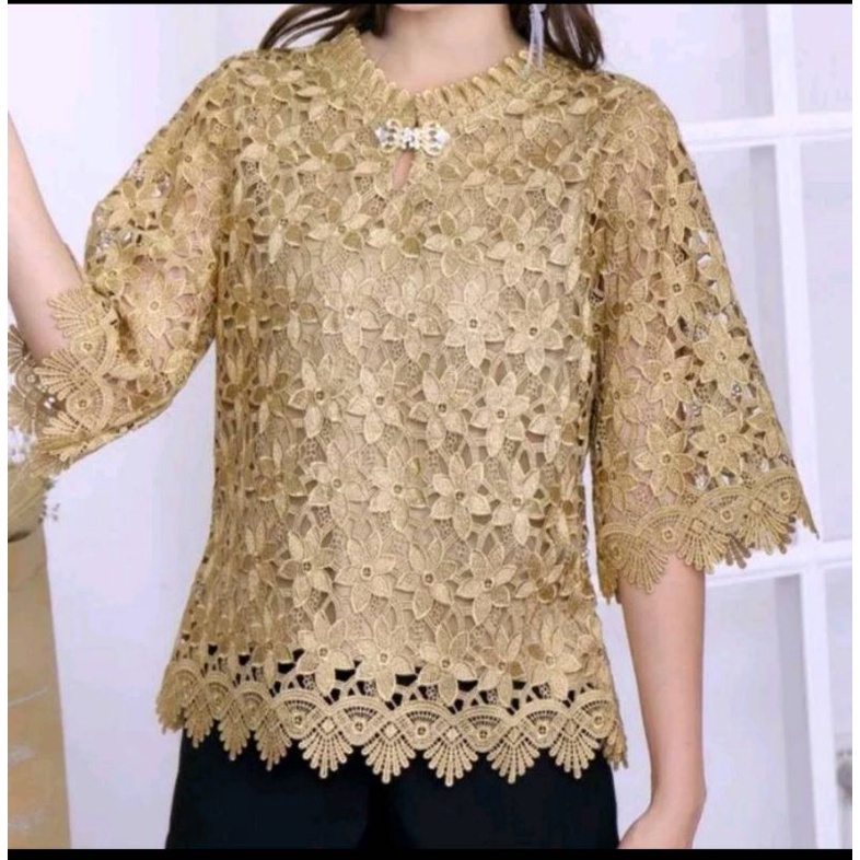 เสื้อลูกไม้คอจีบมีเข็มกลัดประดับงานลายดอกไม้ทอแน่นสวยมาก