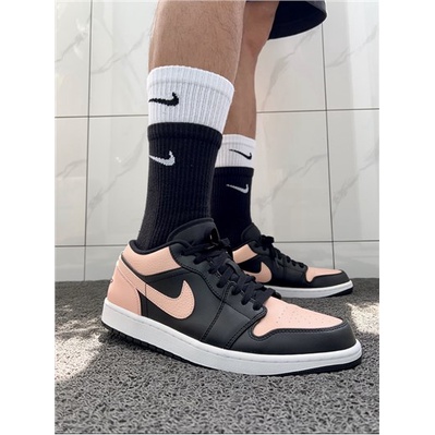 ☍Nike รองเท้าผู้ชาย Nike Air Jordan 1 AJ1 แพนด้าสีดำและสีขาวอาร์กติกสีชมพูสีดำนิ้วเท้าสีชมพูรองเท้าผ้าใบลำลองของผู้หญิง