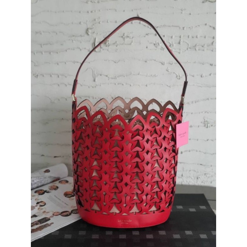👜กระเป๋าสะพาย New Kate Spade medium bucket bag ทรงถังหนังฉลุ มีสีเหลือง /สีแดง