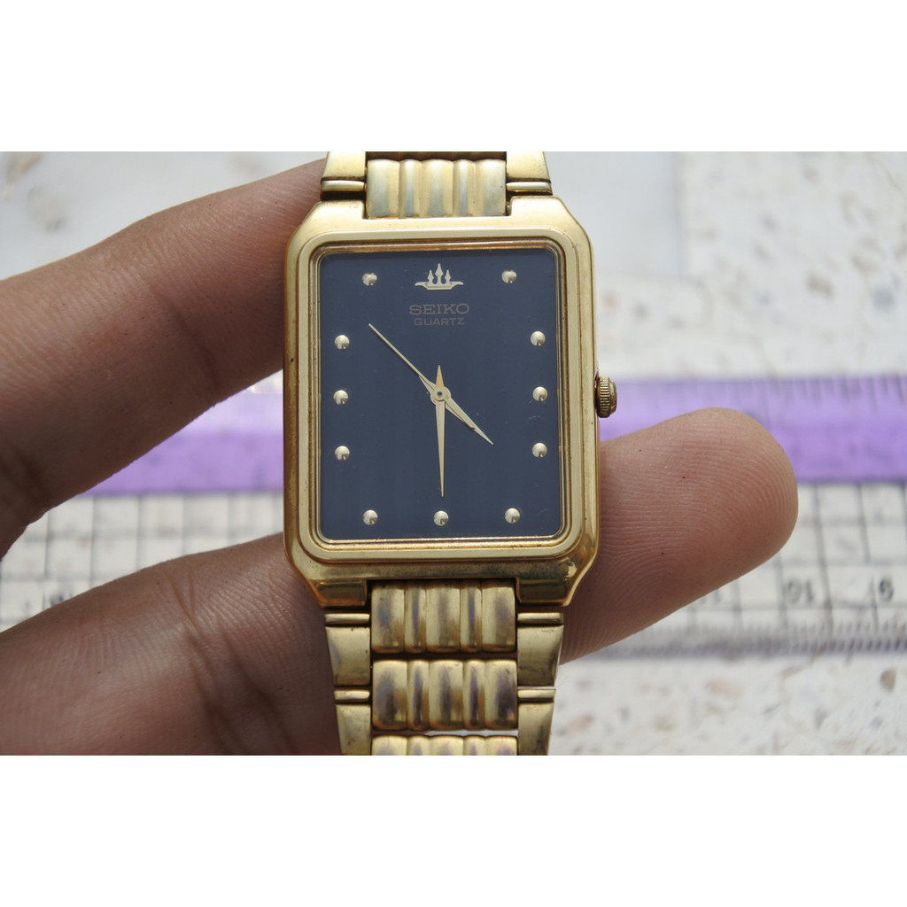 นาฬิกา Vintage มือสองญี่ปุ่น SEIKO ชุบทอง V701 5J00 หน้าดำ ผู้ชาย ทรงกลม ระบบ Quartz ขนาด27mm ใช้งานได้ปกติ ของแท้