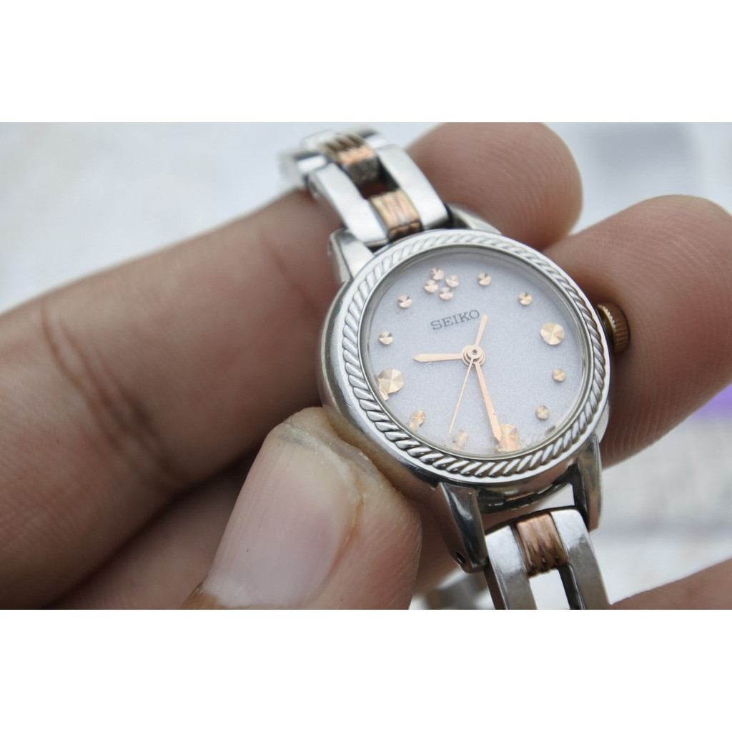 นาฬิกา Vintage มือสองญี่ปุ่น Seiko 2กษัตริย์ หน้าปัดสีเทา ผู้หญิง ทรงกลม ระบบ Quartz ขนาด24mm ใช้งานได้ปกติ ของแท้