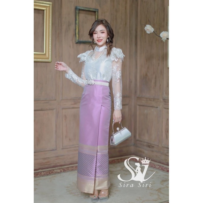 Sira Siri ชุดลูกไม้ ชุดงานบุญ ชุดแม่นาค ชุดแฟนนาค เสื้อลูกไม้เกรดพรีเมี่ยม ทรงร.5 แต่งชายระบาย ผ้าถุงสำเร็จรูปทอลายสวยๆ ราคา ถูกที่สุด ดีลบีเคเค แกลเลอรีภาพที่ 3
