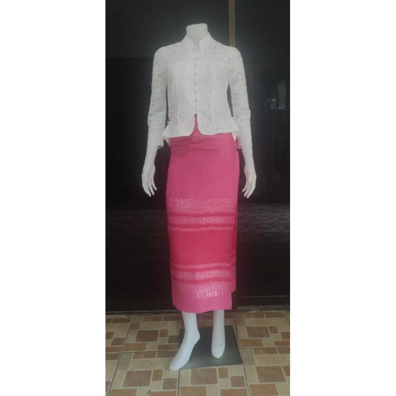 ชุดเซ็ทผ้าไทย มือสอง เสื้อลูกไม้อิตาลี สีขาว ไซส์ 34 + ผ้าถุงผ้าไหมแท้ ตัดสำเร็จซิปข้าง สีชมพู ไซส์ M