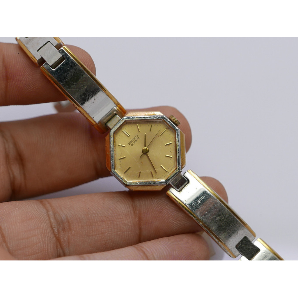 นาฬิกา Vintage มือสองญี่ปุ่น Seiko Gold Plated 1421 5810 Yellow Dial ผู้หญิง ทรง8เหลี่ยม ระบบ Quartz ขนาด21mm