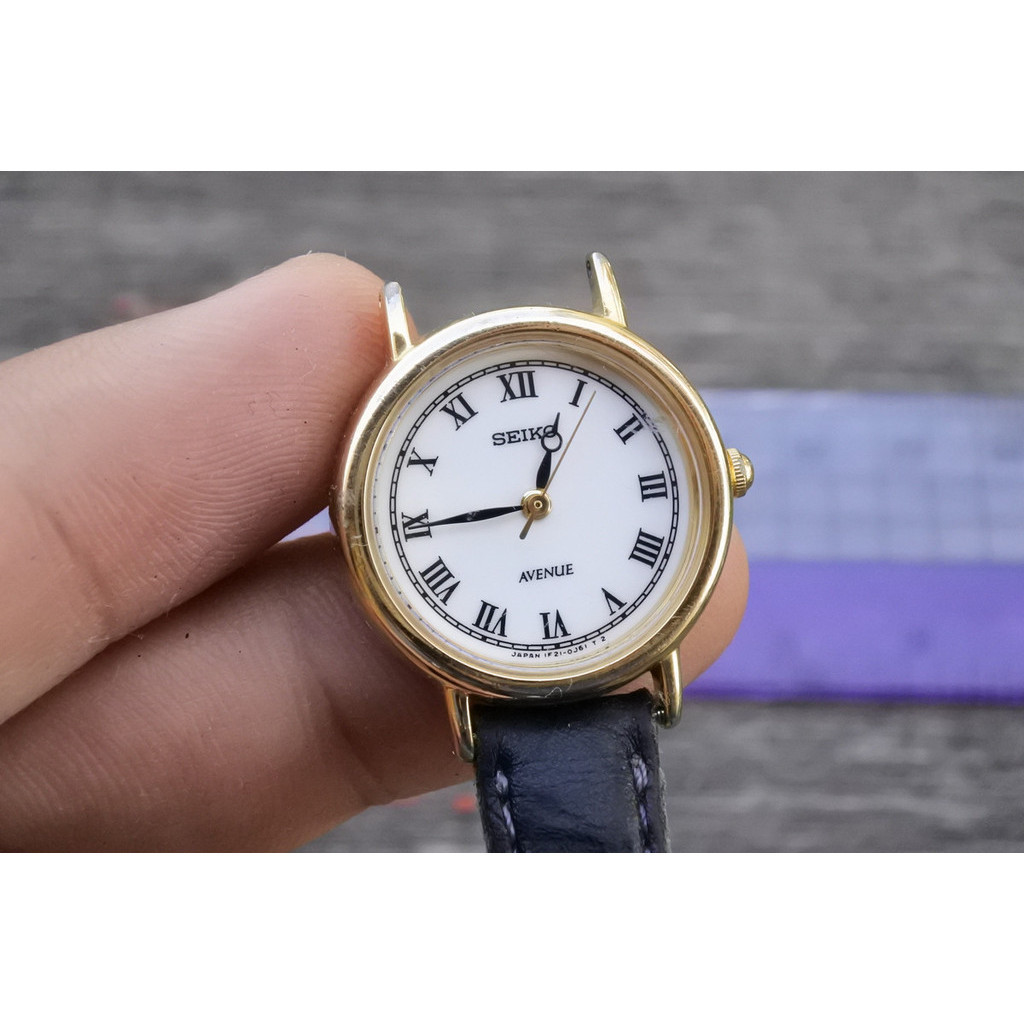 นาฬิกา Vintage มือสองญี่ปุ่น Seiko Avenue Year 1995 1F21 0040 Roman Numeral Dial ผู้หญิง ทรงกลม ระบบ Quartz ขนาด24mm