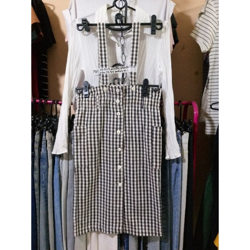 เอี้ยมกระโปรง แต่งกระดุมหน้า น่ารัก มือสอง ขนาดรอบเอว 26-28 สะโพก33-34 ผ้าไม่ยืด ยาวทั้งตัว 35.7 กระ