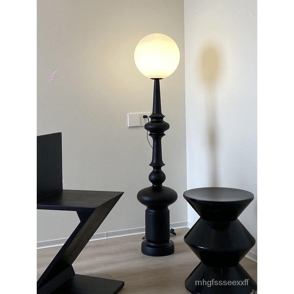 เสาโรมันย้อนยุคอิตาลีโคมไฟตั้งพื้นห้องนั่งเล่นนักออกแบบห้องนอนตกแต่งโซฟาระดับไฮเอนด์โคมไฟตั้งโต๊ะยุค