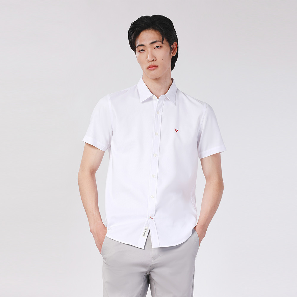 John Henry เสื้อเชิ้ตผู้ชายแขนสั้น ทรงเข้ารูป รุ่น JH F224MSSSM52 - สีขาว