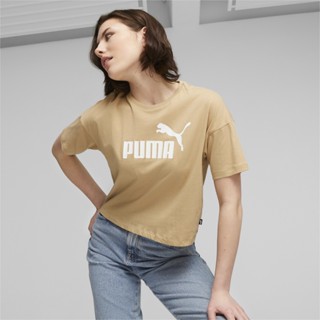 PUMA BASICS - เสื้อยืดผู้หญิง Essentials Logo Cropped สีเบจ - APP - 58686687