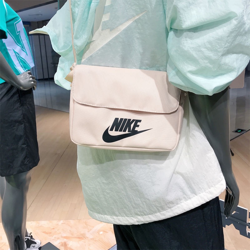 ❀❈Nike NIKE Fashion Casual Sports กระเป๋าสะพายข้างเรียบง่ายกระเป๋าสะพายข้างใต้วงแขนกระเป๋าสะพายข้าง 