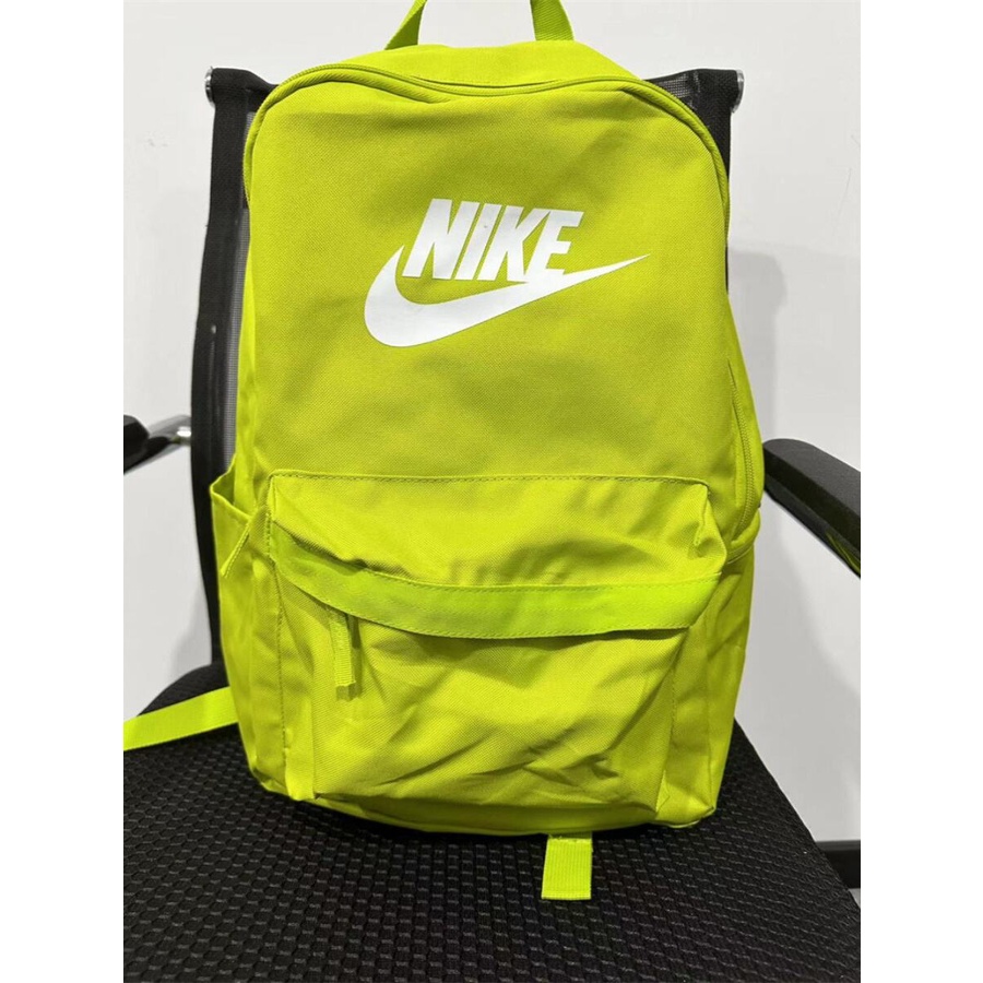 ●□Nike Nike น้ำหนักเบากระบองเพชรสีเขียวกีฬากระเป๋านักเรียนกระเป๋าเดินทางกระเป๋าเป้สะพายหลังคอมพิวเตอร์ DC4244-308